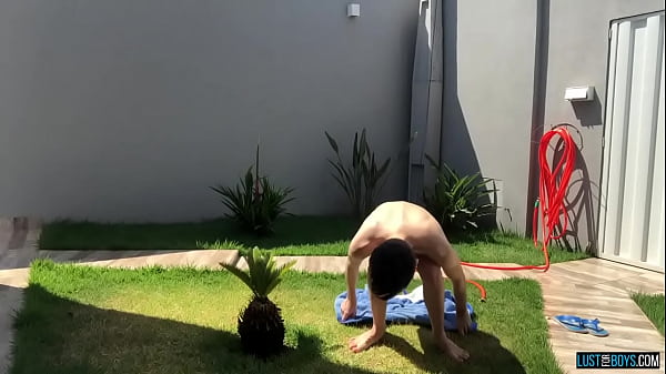 Download Video - Adorable twink Henry Evans cums while masturbating outdoors