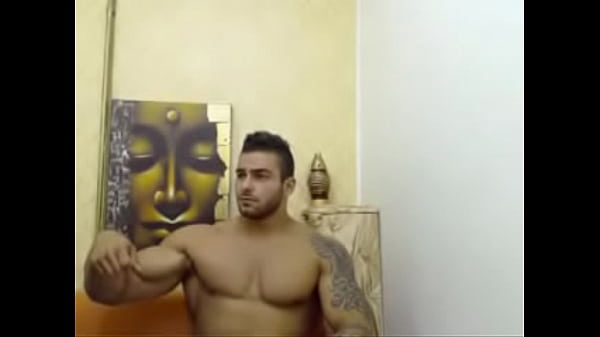 Roberto Homme Musclé Fumant Et Fléchissant