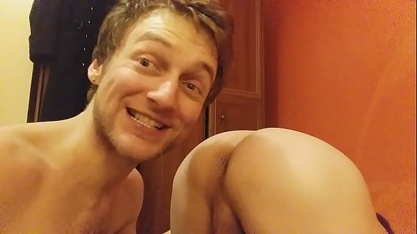 Blond top eating bubble ass