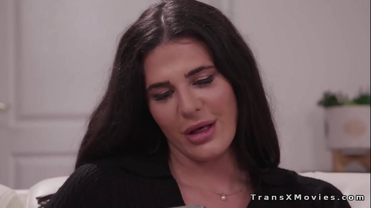 Niñera transexual chupando polla y luego recibiendo una cogida anal
                    anal teen blowjob brunette bigcock analsex tranny shemale oral babysitter trans transsexual tgirl ladyboy transgender transgirl oldvsyoung maleonshemale genderxfilms transxmovies muchos negros