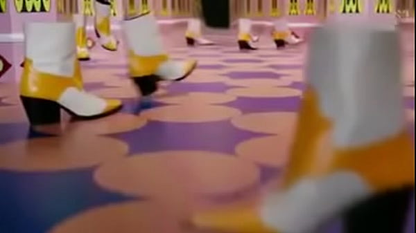 Korean girls performing yummy in the funfair on the first day of Festival (teaser mv)