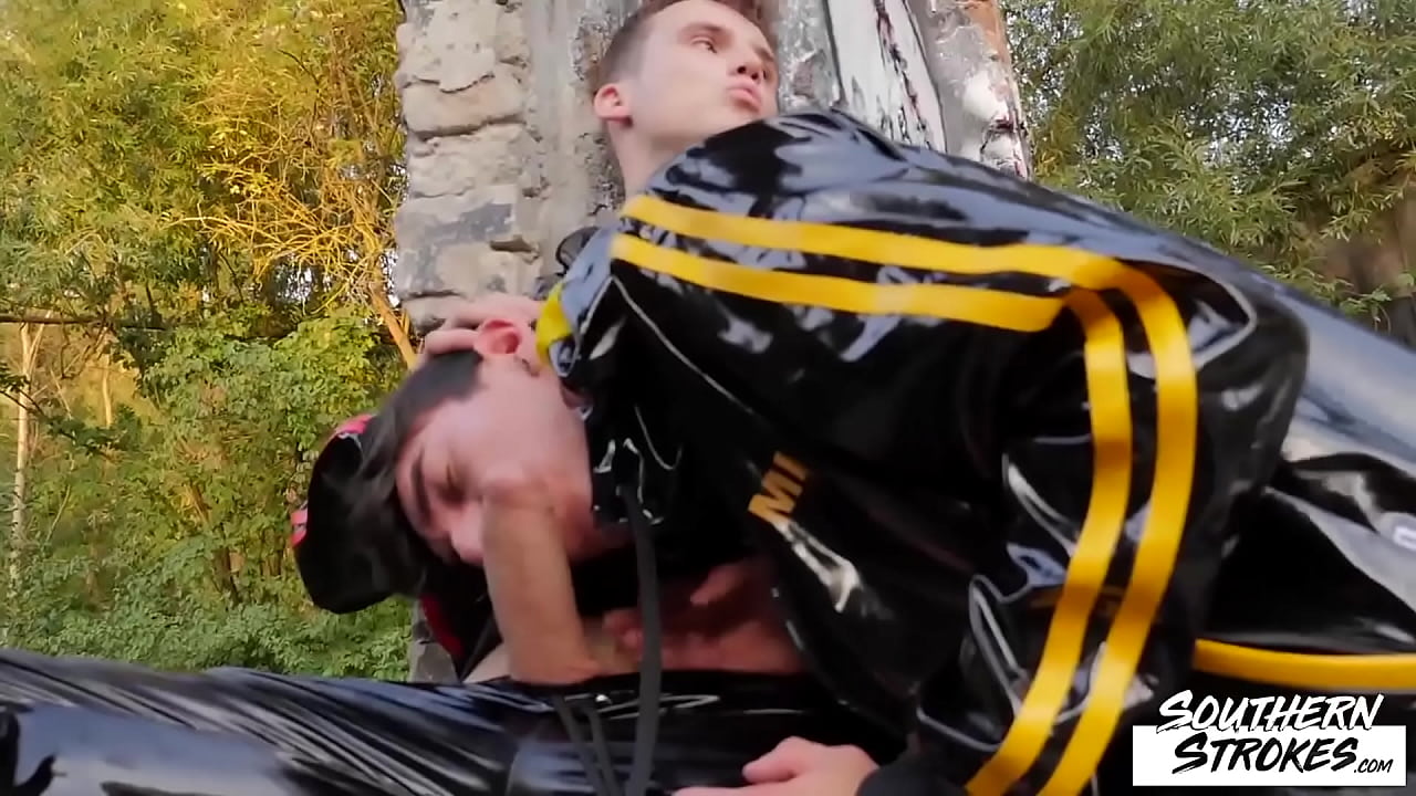 SOUTHERNSTROKES Joven tatuado Kaleb Cross golpeando a un jovencito lindo
                   outdoor blowjob skinny tattoo gay twink bareback big cock big dick southernstrokes young men young gay muchos negros