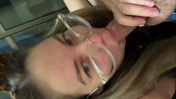 Casada fazendo boquete gostoso no cuckold. (POV...