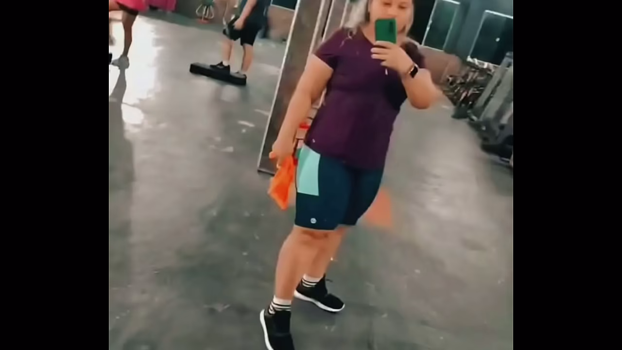 Gordinha gostosa Jana fazendo academia muito bunduda