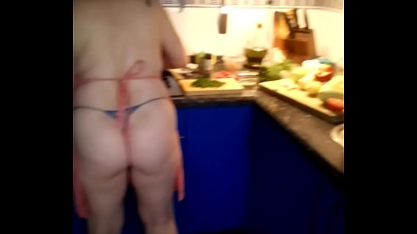 Mi cocinera cocina para mi en casa