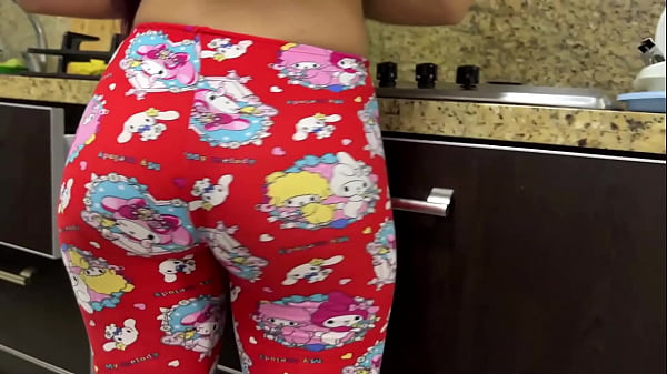 Download Video - mi hijastra de 18 a&ntilde;os cocinando que deliciosa vista me encanta ver su gran culo