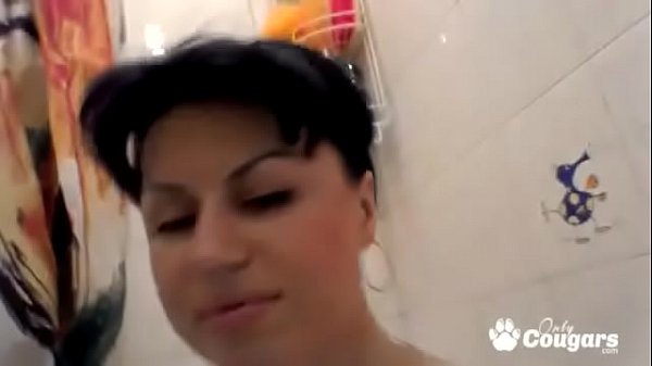 Chunky MILF Nataly Masturbating In The Bath