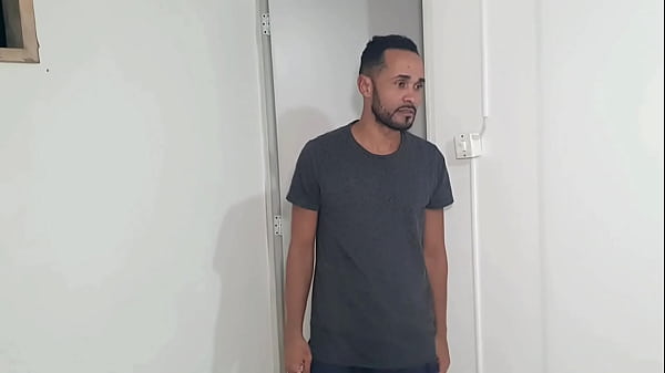 Download Video - Novinha aproveitou que pai saiu pra trabalhar e ligou pro padrasto ir foder ela em casa e ele ainda levou um amigo