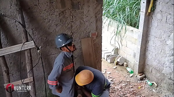 Download Video - Eletricista fala que gosta de comer um cu s&oacute; pra meter no ajudante