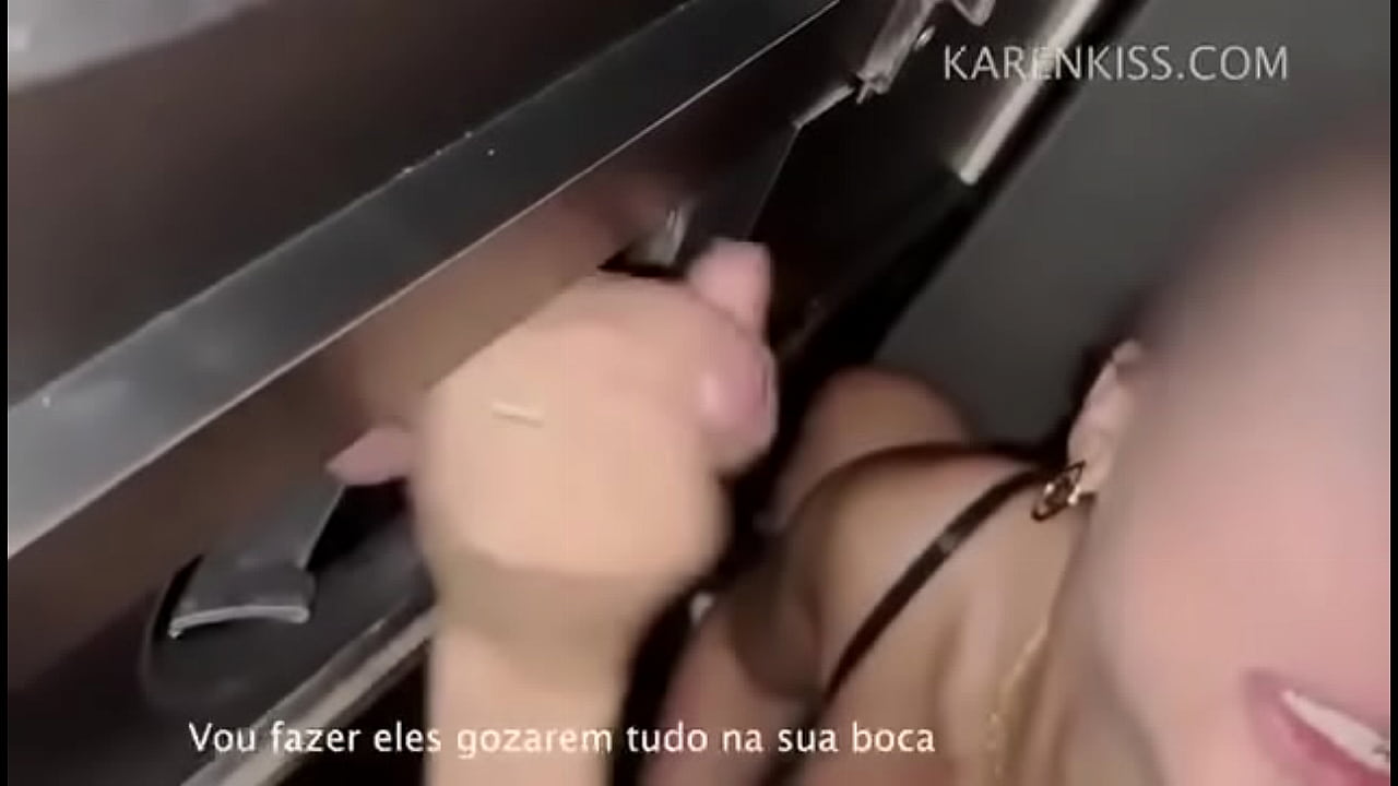 Ya extraño darle órdenes al cornudo y que este tenga que ser obediente. ¡Cuanto más ordenes dé, más perra seré!
                      muchos negros