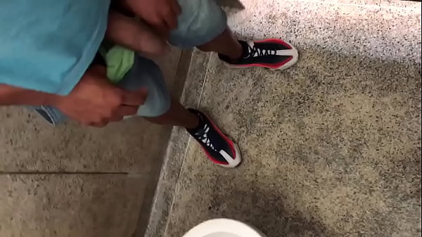 Download Video - Punheta no banheir&atilde;o