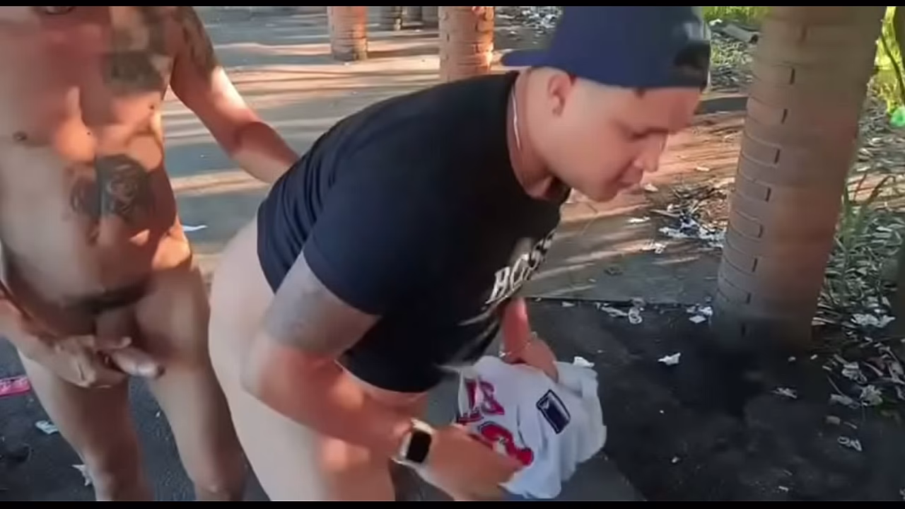 Como dice el refrán: en el campo, cualquier cosa puede pasar, y siempre es más divertido, ¿verdad?
                     gay muchos negros