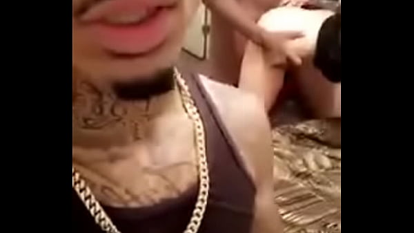 Rapeando y amigo culiando