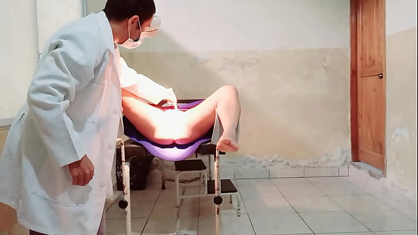 aqui vamos de nuevo!! el doctor examina a la pa...