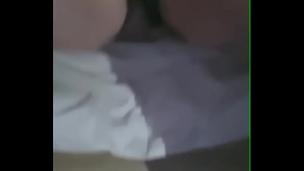 CHAMEI O AMIGO DO MEU NAMORADO E DEIXEI ELE FODER MINHA BUCETINHA APERTADA DE TODOS OS JEITOS