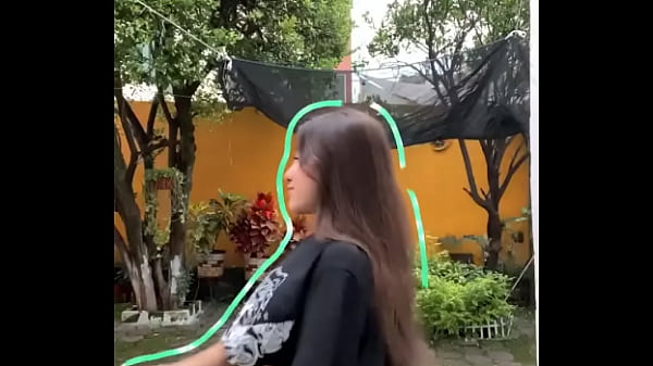 Sexy actriz joven mexicana bailando en mini short