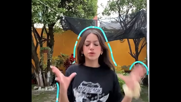 Sexy actriz joven mexicana bailando en mini short