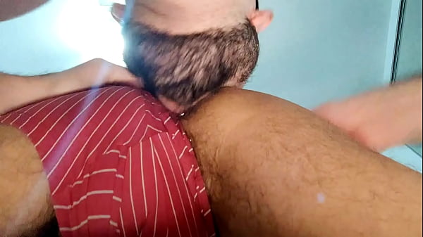 Lubrificando o Cu com uma Linguada e Melando de...