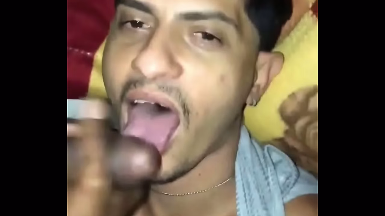 Vi um megao pauzudo mijando na linha do trem e ele ficou balan&ccedil_ando o pau duro pra mim, mamei gostoso