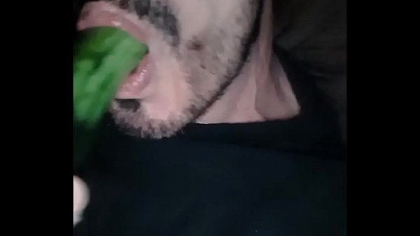 Download Video - TRAGO UN PEPINO GARGANTA PROFUNDA