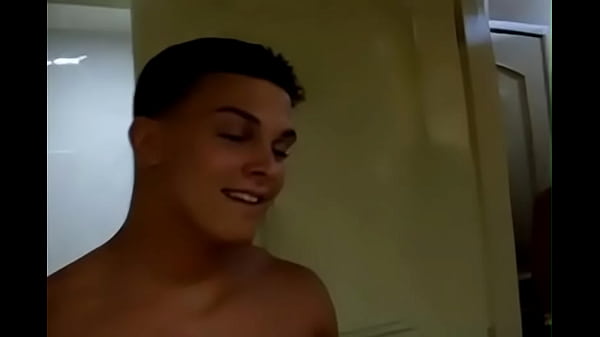 Garoto dotado se exibe para as amigas da irmã