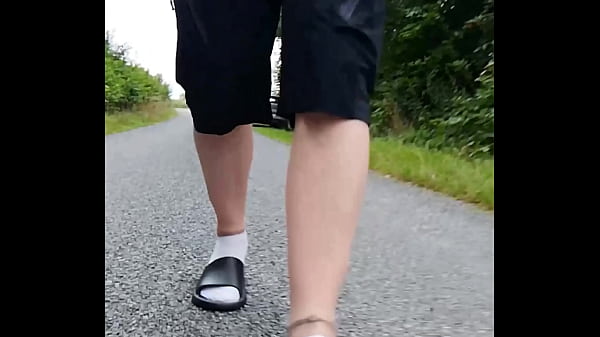 In Latschen und wei&szlig;en Socken in der Natur