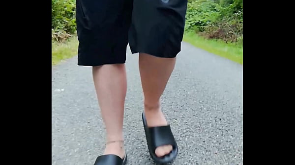  In Latschen Und Weißen Socken In Der Natur