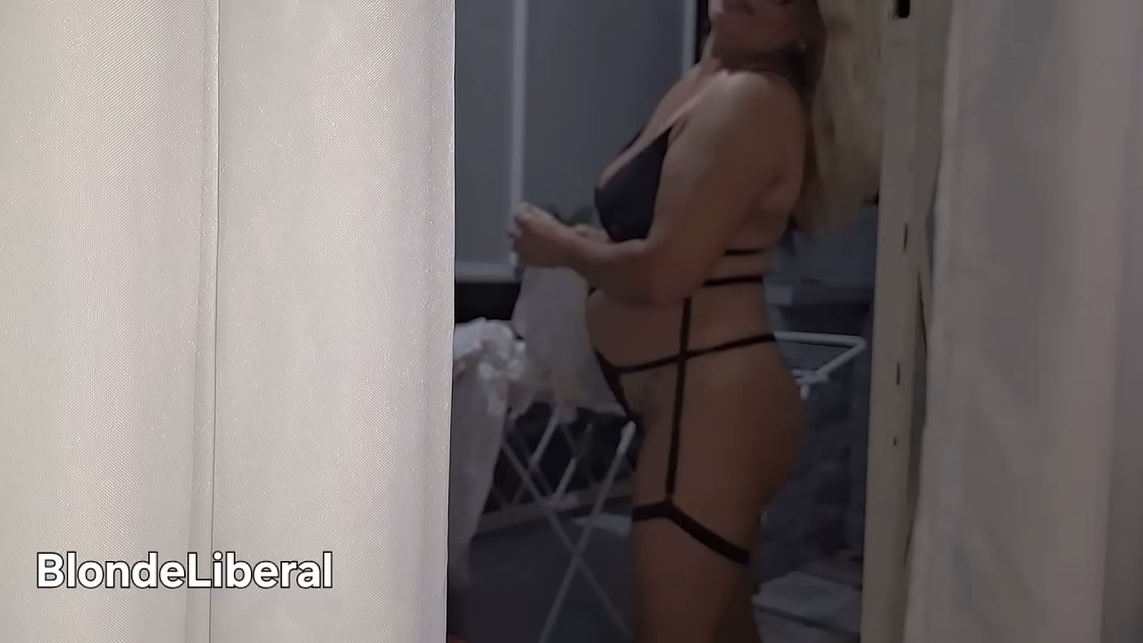 Dona de casa safada se exibindo pra quem passa ma rua, enquanto seu marido trabalha