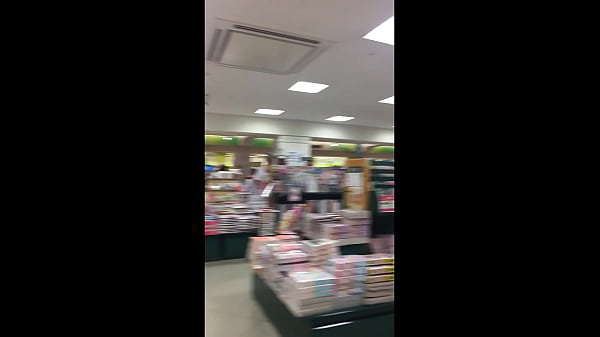《パンチラ動画》店内で見つけたお姉さんのパンティ