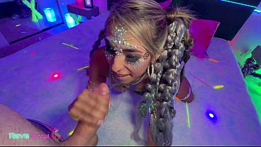 Luna Colombiana Gets Completely Carried Away Inside The DJ's Room!