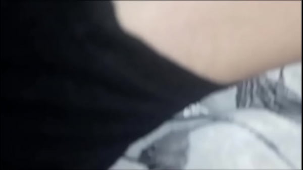 Download Video - &iexcl;&iexcl;SHHH&excl;&excl; NO LA DESPIERTEN&comma; VOY A SORPRENDERLA CON LA POLLA EN LA BOCA Y VER COMO REACCIONA&period; &iexcl;Dios m&iacute;o&excl; Le gust&oacute; chuparla&comma; la putita est deseosa que la meta&period;