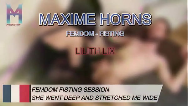 Elle m’a regardé droit dans les yeux pendant qu’elle m’ouvrait avec sa main...lilith lix sait exactement comment ...