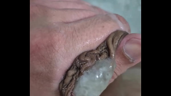 PUNHETA E GOZADA NO BANHO