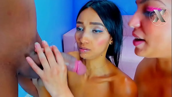 Two friends share the same cock - double blowjobs