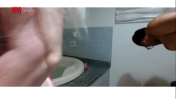 Mi cu&ntilde;ada cayo rendida viendo Sherk, la desperte a cogidas.