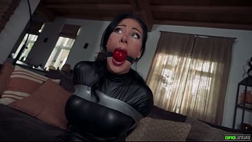 ミラ - ホットな黒髪巨乳キャットスーツ泥棒が縛られ、テープで口を塞がれ、完全に無力なままもがく EP 1