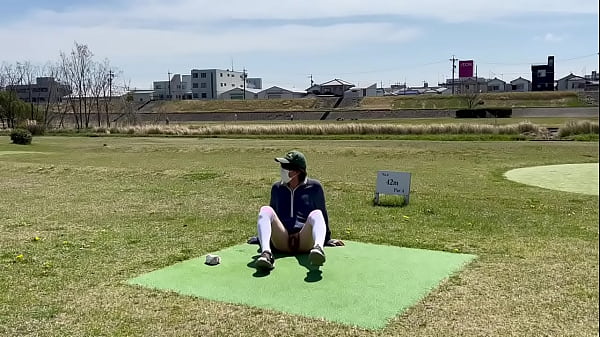 Download Video - 女装子まゆちゃんが河川敷の公園で向こう岸に人がいるのもお構いなしに大胆にも全部服を脱いで全裸になって大股開きで日中の露出プレイを楽しんでいる