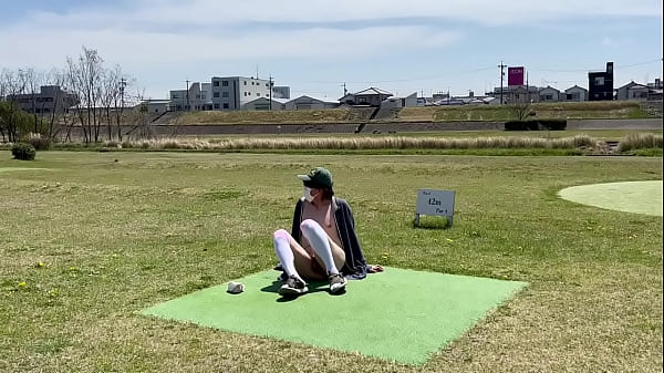 Download Video - 女装子まゆちゃんが河川敷の公園で向こう岸に人がいるのもお構いなしに大胆にも全部服を脱いで全裸になって大股開きで日中の露出プレイを楽しんでいる