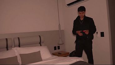 ホテルの手違いで、私は継母と同じベッドで寝ることになりました。