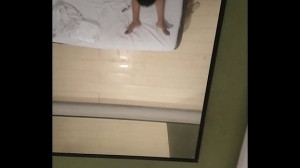 Brunette Assise Au Motel