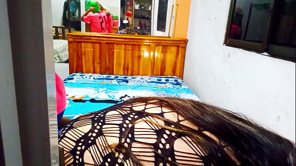 Download Video - MADRASTRA MONTA COMO UNA MAESTRA DEL SEXO A LA GRAN POLLA DE SU HIJASTRO RECIEN CASADO&period; ELLA LE OFRECE LAS MEJORES LECCIONES DE SEXO PARA MANTENER CONTENTA A LA ESPOSA DEL HIJASTRO&period; SEXO CASERO REAL