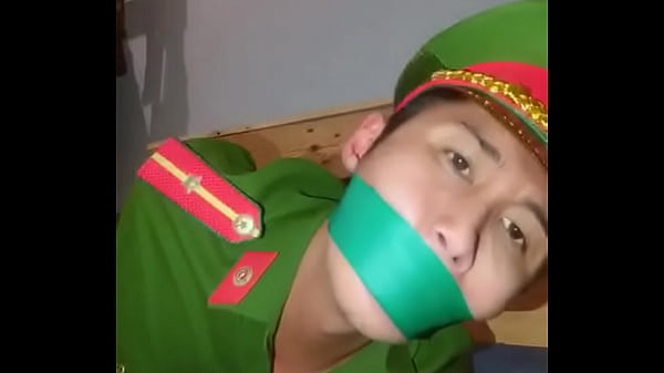 Bắt cóc anh cảnh sát Việt Nam làm nô lệ