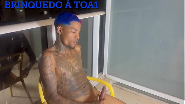 The youngest stepfather eating Magrinha on the balcony with the neighbors watching from the hotel in República (complete all the videos on Share)