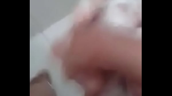 Meu Primo punhetando no banho.