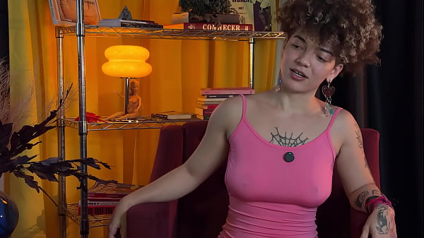 Novinha revela suas fantasias num podcast safado