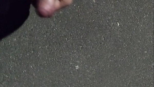 Bati punheta no meio da rua, gozei de tesão