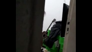 Esposa novinha acordou o corno com gemido dando pro funcionario dele escondido