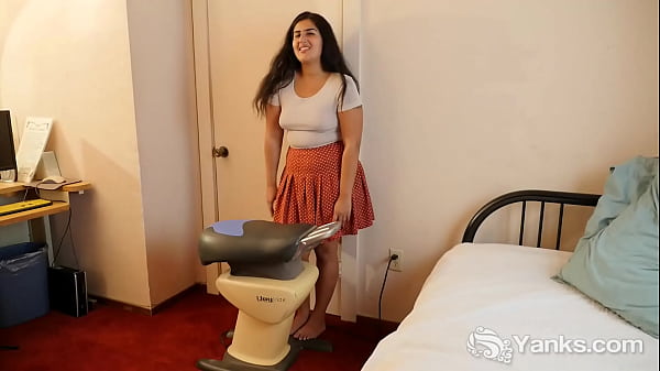 Amateur blonde from yanks leah star fingering her manicured pubes beaver to orgasm