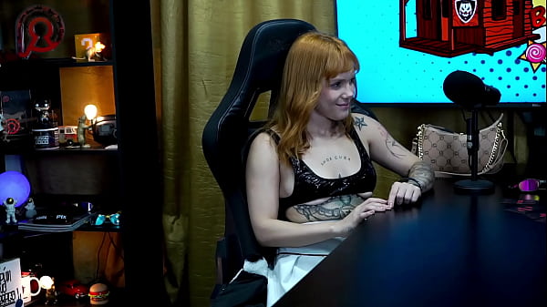 Ruan smells Alexa Araujo's pussy and confirms whether it is wet or not with his fingers, how hot...! - Podcast Pápum no Barraco!