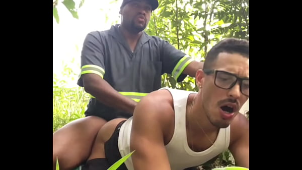 Homem da de 4 pro trabalhador casado escondido no mato